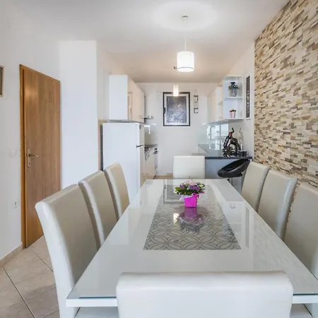 Dany - Free Parking Apartment Makarska
