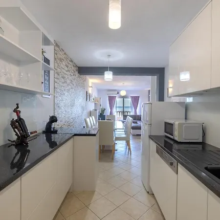 Dany - Free Parking Makarska