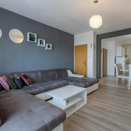 Dany - Free Parking Makarska