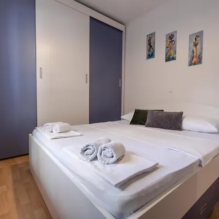 Dany - Free Parking * Makarska