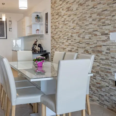 Dany - Free Parking * Makarska