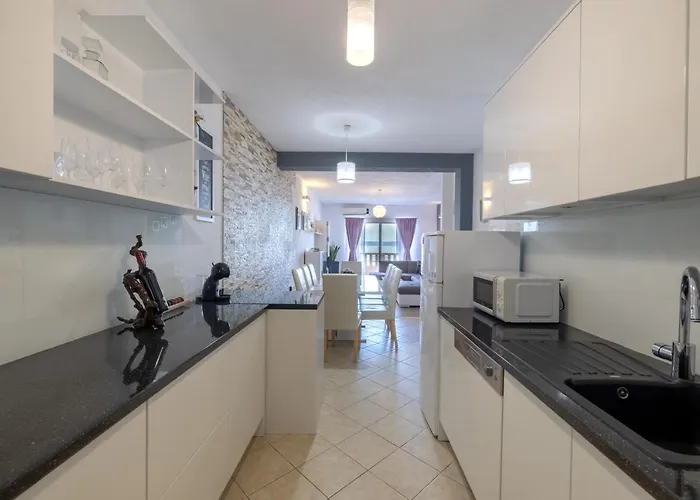 Dany - Free Parking Makarska