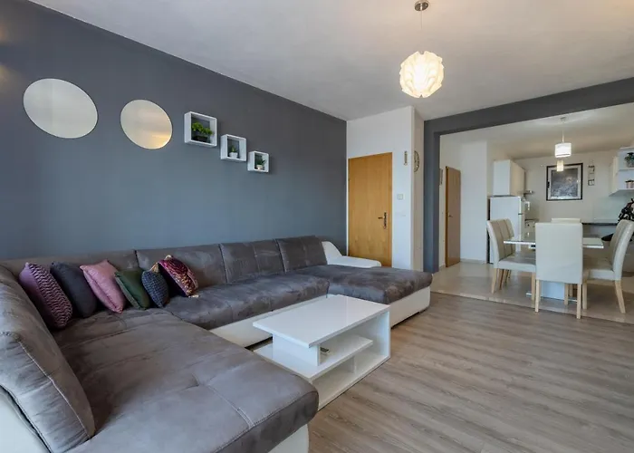 Dany - Free Parking Makarska