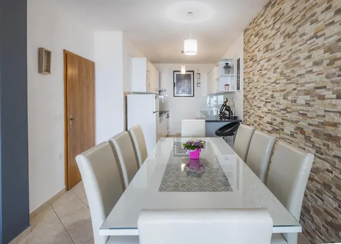 Dany - Free Parking Apartment Makarska