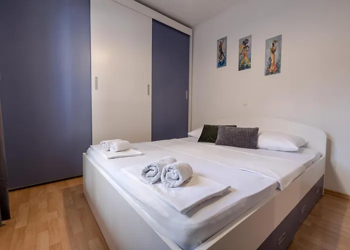 Dany - Free Parking * Makarska