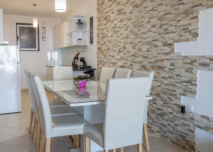 Dany - Free Parking * Makarska